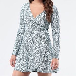Hollister Women’s Long Sleeve Classic Wrap Boho Floral Mini Dress Size Medium